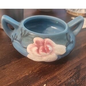 Roseville Magnolia Sugar Bowl #4  Excellent Condition
